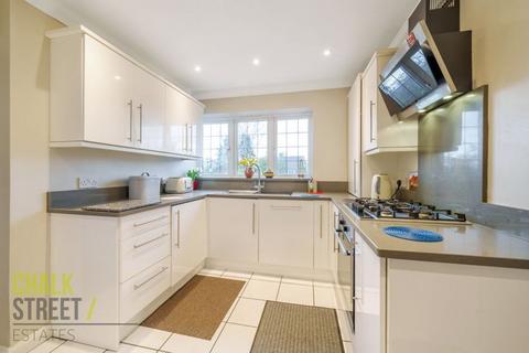 13 Hubbards Chase, Hornchurch, RM11 3DD
