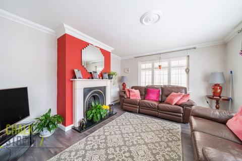 13 Hubbards Chase, Hornchurch, RM11 3DD