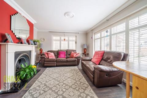 13 Hubbards Chase, Hornchurch, RM11 3DD