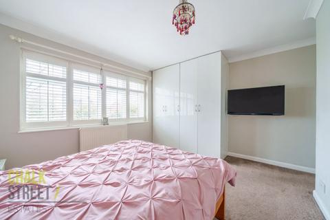 13 Hubbards Chase, Hornchurch, RM11 3DD