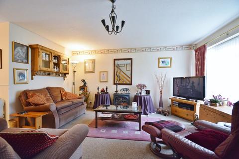 16 Roundhead Drive, Thame, OX9 3DG