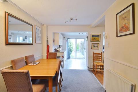 16 Roundhead Drive, Thame, OX9 3DG