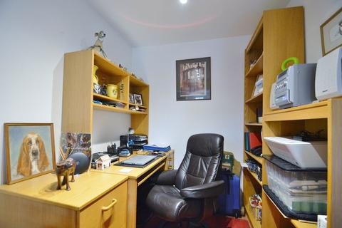16 Roundhead Drive, Thame, OX9 3DG