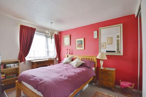 16 Roundhead Drive, Thame, OX9 3DG