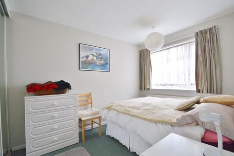 16 Roundhead Drive, Thame, OX9 3DG