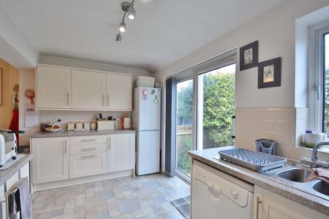 16 Roundhead Drive, Thame, OX9 3DG