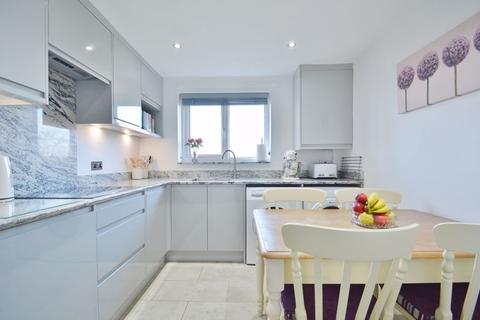 83 Cotmore Close, Thame, OX9 3ND