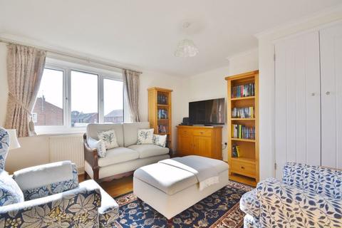 83 Cotmore Close, Thame, OX9 3ND