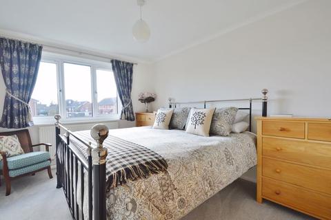 83 Cotmore Close, Thame, OX9 3ND