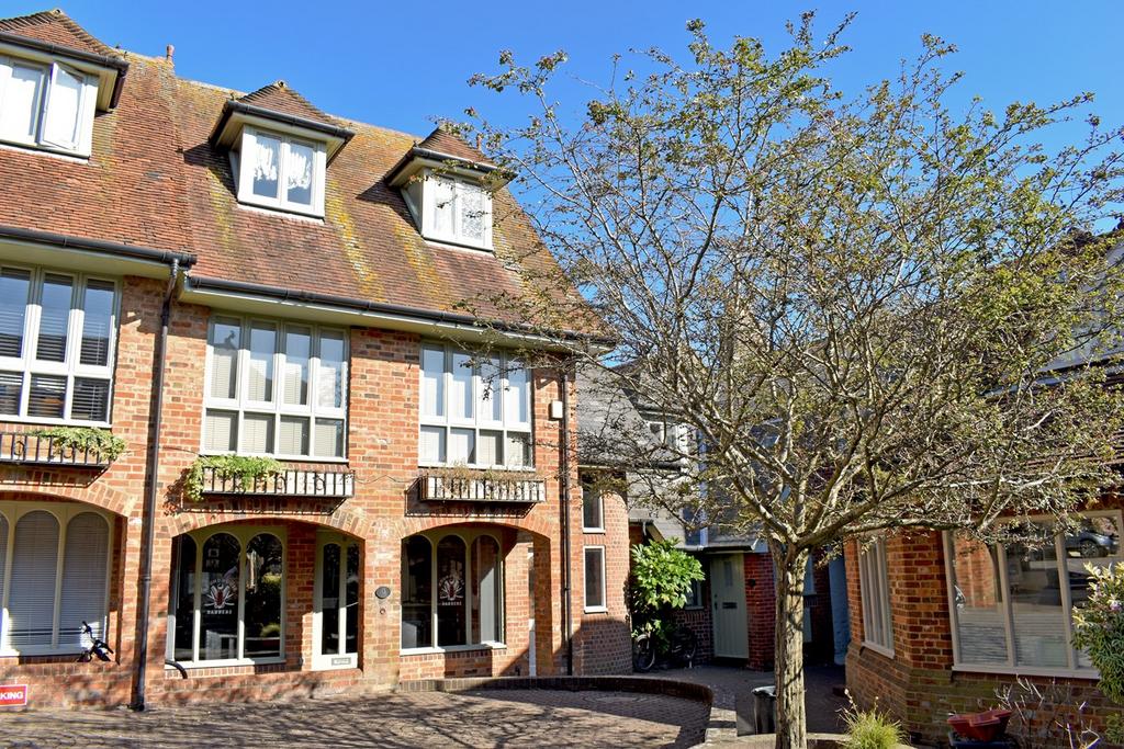 Roundhouse Court, Lymington, SO41 1 bed apartment £275,000