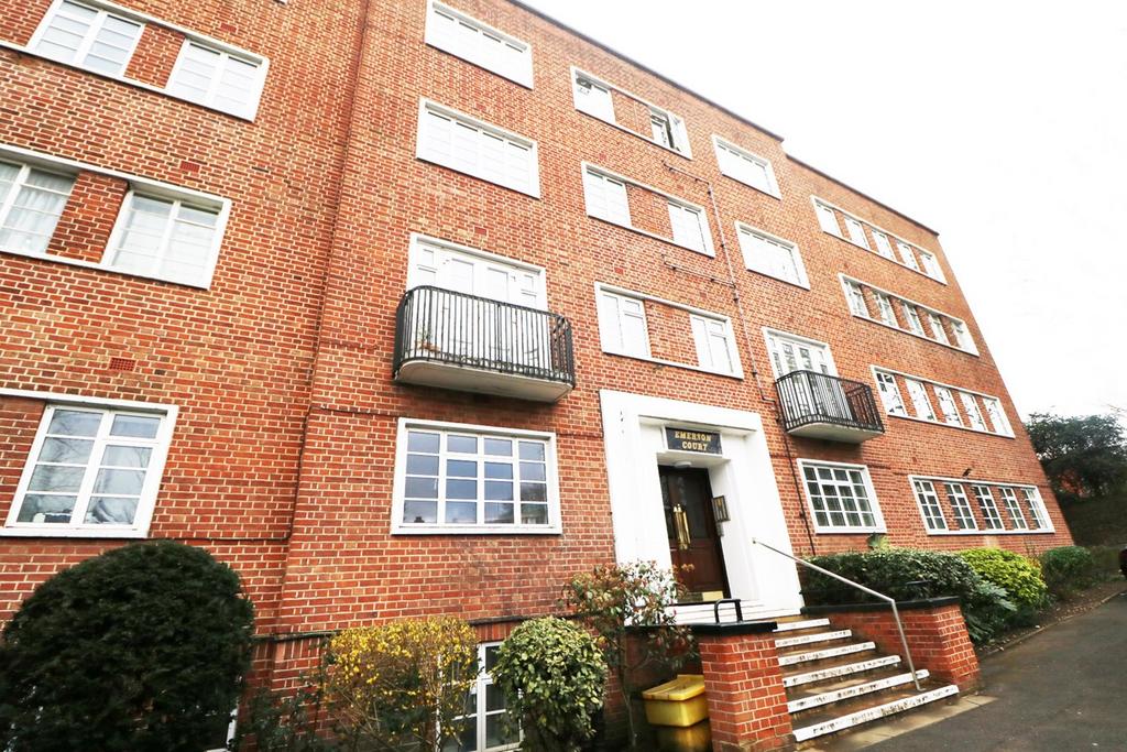 Wimbledon Hill Road, Wimbledon, London, SW19 2 bed apartment £1,800 pcm (£415 pw)