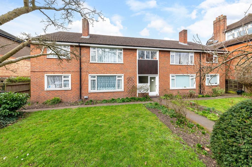 Blyth Road, Bromley, BR1 3 bed flat £1,850 pcm (£427 pw)