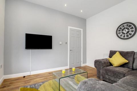5 bedroom terraced house to rent, Wetherby Grove, Leeds, LS4