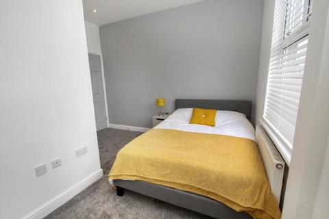 5 bedroom terraced house to rent, Wetherby Grove, Leeds, LS4