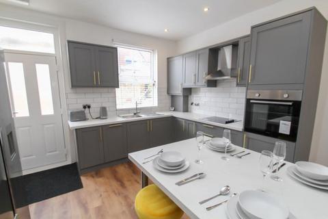 5 bedroom terraced house to rent, Wetherby Grove, Leeds, LS4