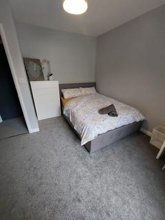 1 bedroom in a flat share to rent, Bull Close