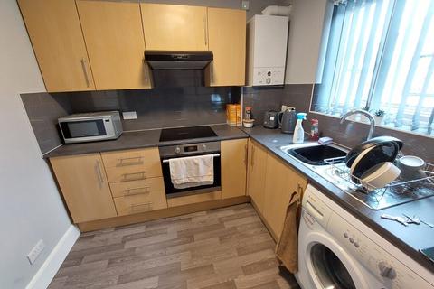 1 bedroom in a flat share to rent, Bull Close