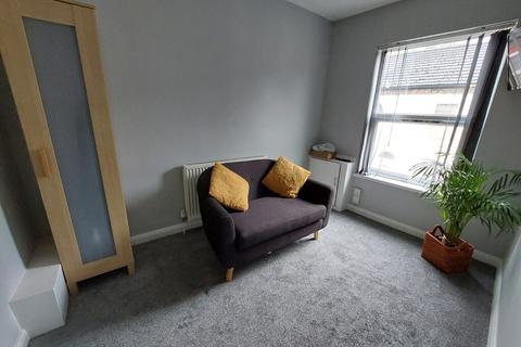 1 bedroom in a flat share to rent, Bull Close