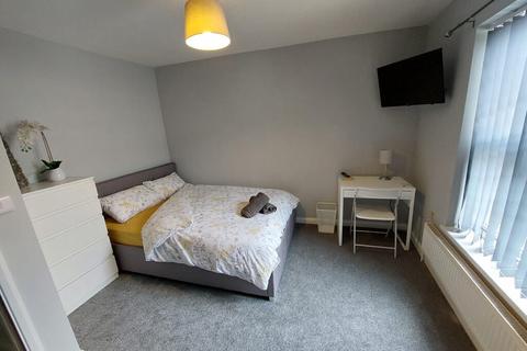 3 bedroom apartment to rent - Bull Close