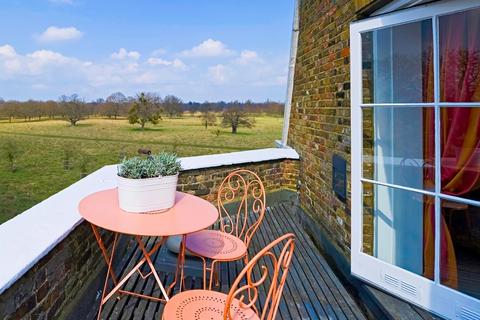 1 bedroom apartment to rent - Hampton Court Road, East Molesey