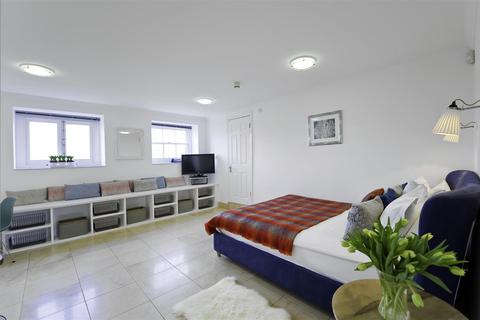 1 bedroom apartment to rent - Hampton Court Road, East Molesey