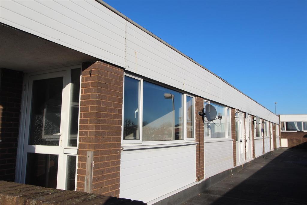 Stroud Avenue, Willenhall 2 bed flat £700 pcm (£162 pw)
