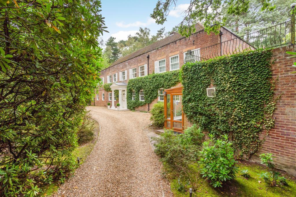Dukes Covert, Bagshot 5 bed detached house £1,925,000
