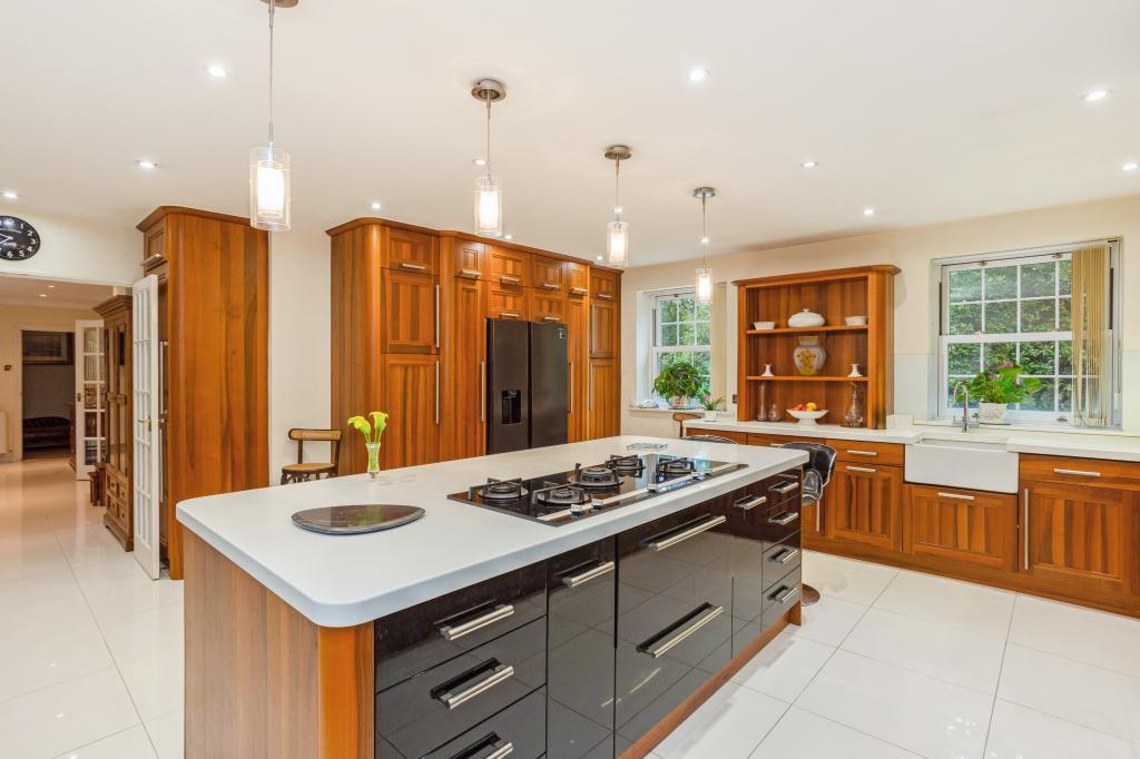 Dukes Covert, Bagshot 5 bed detached house £1,925,000