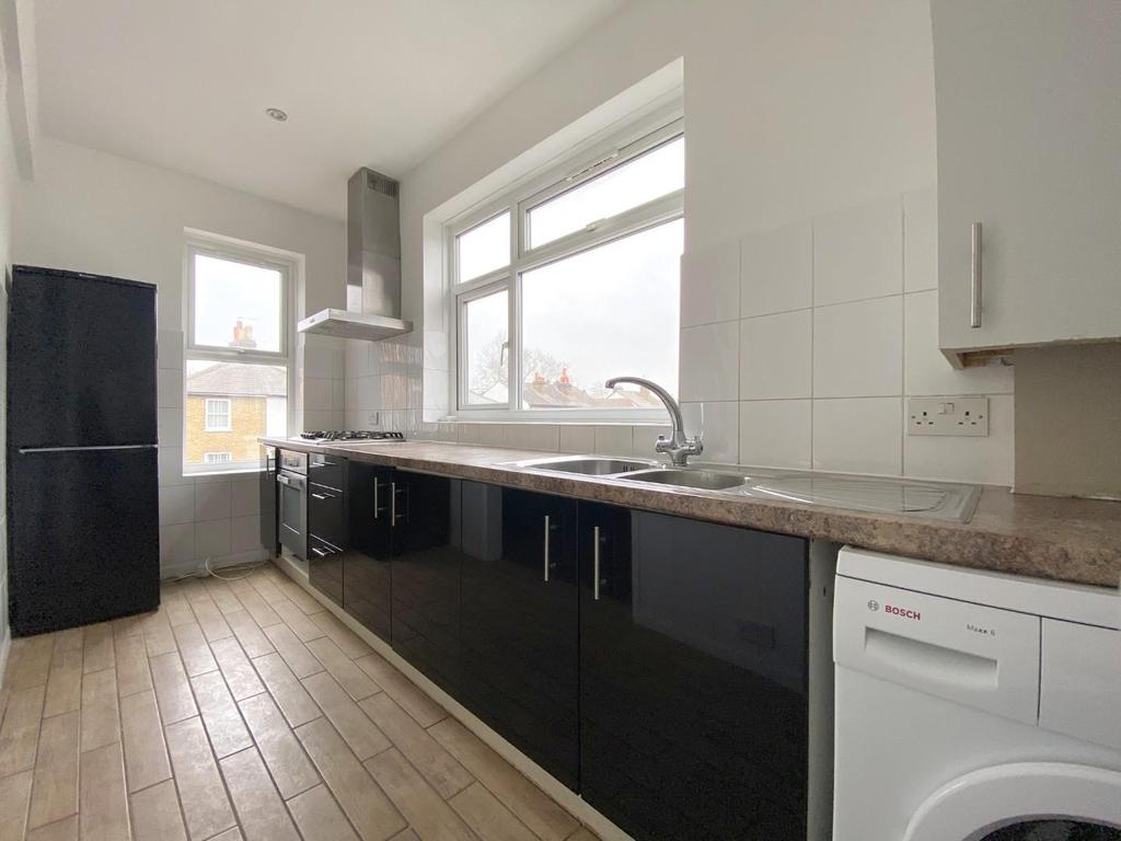 Hawks Road, Kingston Upon Thames 2 bed flat £1,500 pcm (£346 pw)