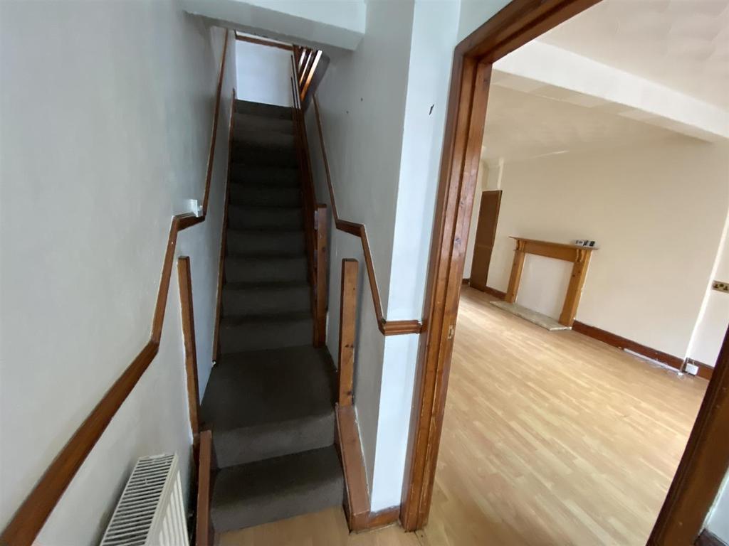 Maes Road, Llangennech, Llanelli 3 bed terraced house £130,000