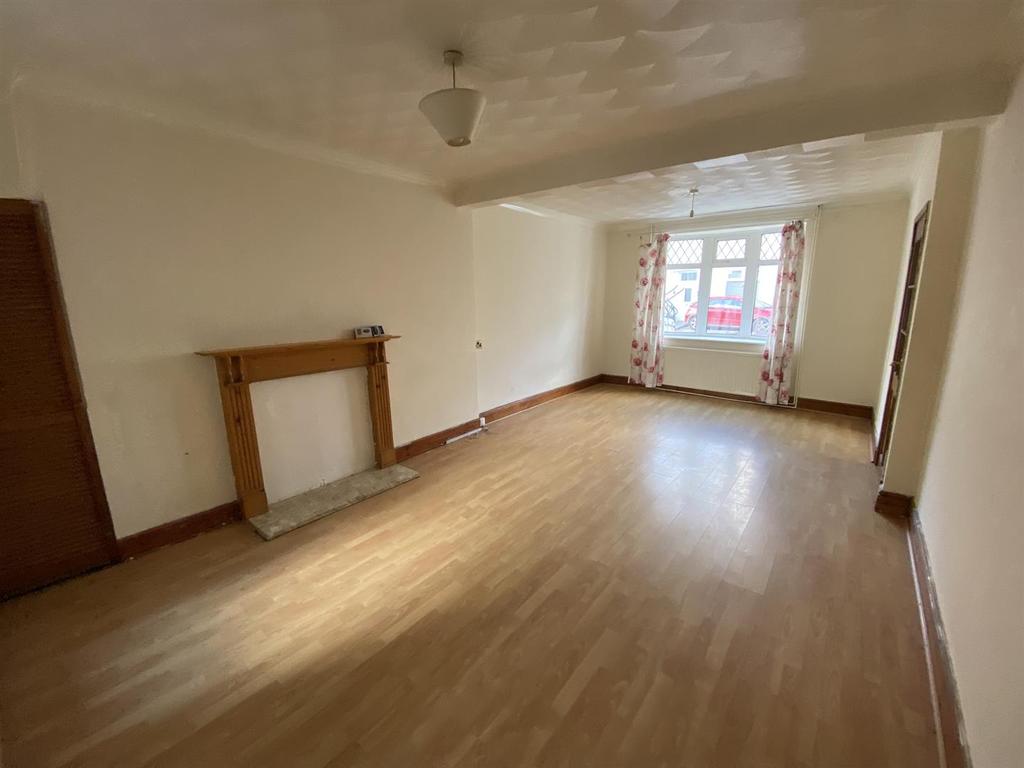 Maes Road, Llangennech, Llanelli 3 bed terraced house £130,000