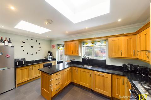 3 bedroom semi-detached house for sale - Warham Road, Wealdstone