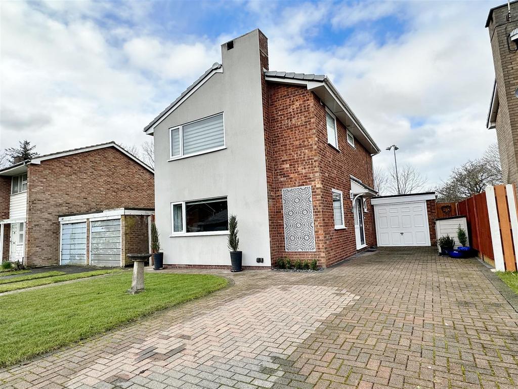 62 Hall Park Drive, Lytham 3 bed detached house for sale £450,000