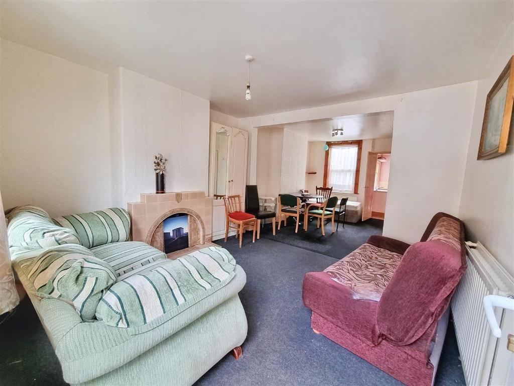 Cross Street, Spalding 2 bed terraced house £110,000