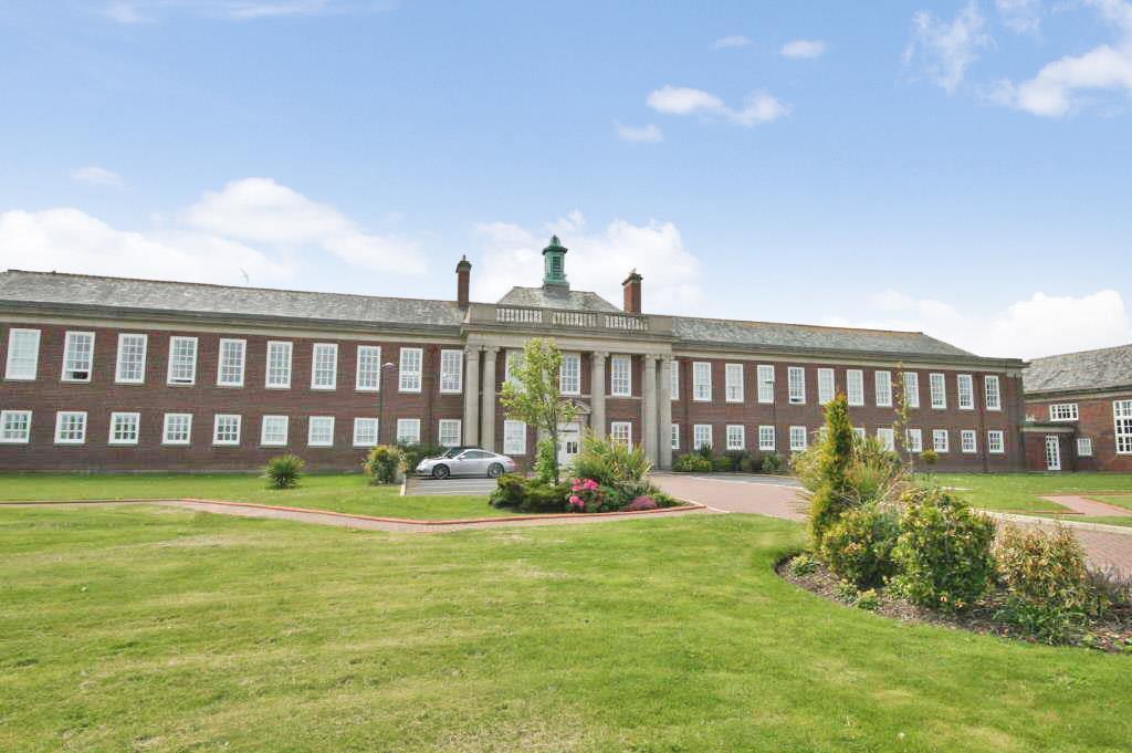 Queens Manor, Clifton Drive South... 1 bed apartment £175,000
