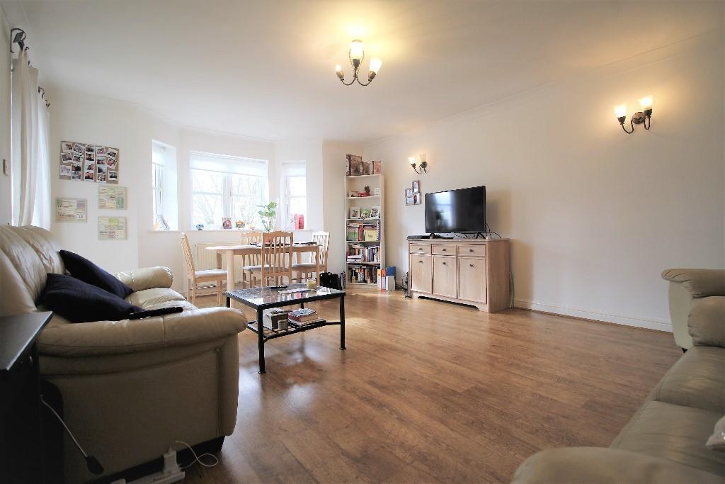 St James Court, Aldesbrook Road, Wanstead 2 bed flat £1,600 pcm (£369 pw)