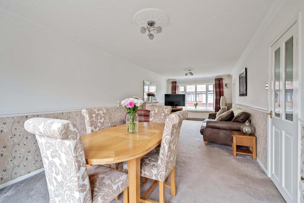 Kenwood Avenue, Leigh 3 bed detached house £300,000