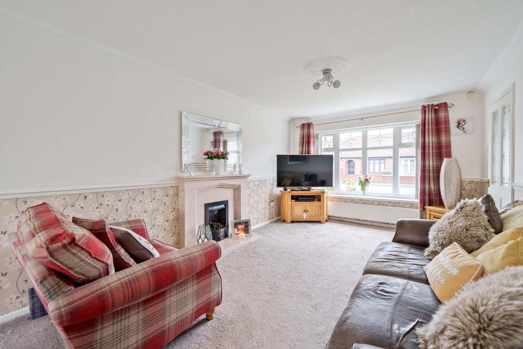 Kenwood Avenue, Leigh 3 bed detached house £300,000