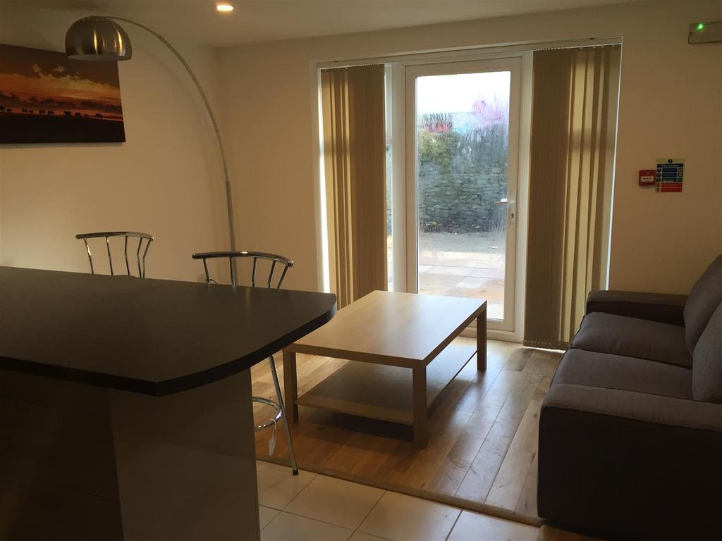 Richmond Road, Cardiff 2 bed flat £950 pcm (£219 pw)