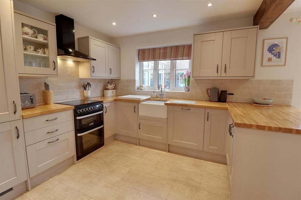 Appleton Way, Hucclecote, Gloucester 4 bed detached house £515,000