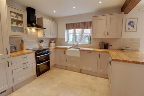 10 Appleton Way, Hucclecote, Gloucester, GL3 3RP