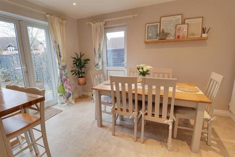 10 Appleton Way, Hucclecote, Gloucester, GL3 3RP