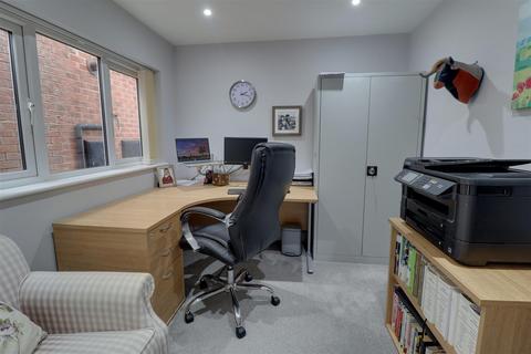 10 Appleton Way, Hucclecote, Gloucester, GL3 3RP