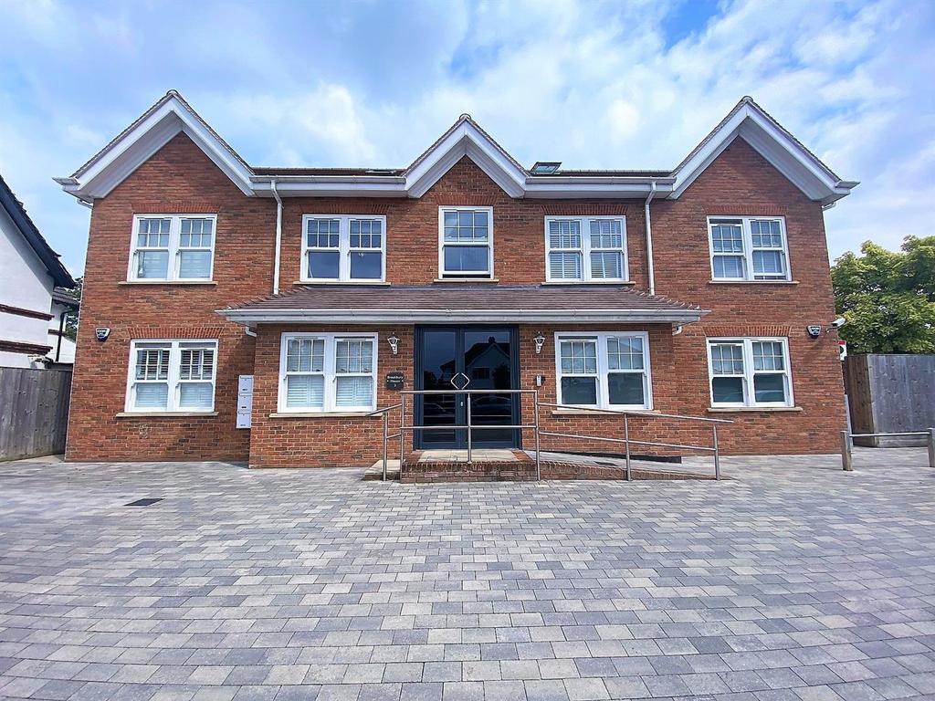 Blackbrook Lane, Bromley 2 bed apartment £1,700 pcm (£392 pw)