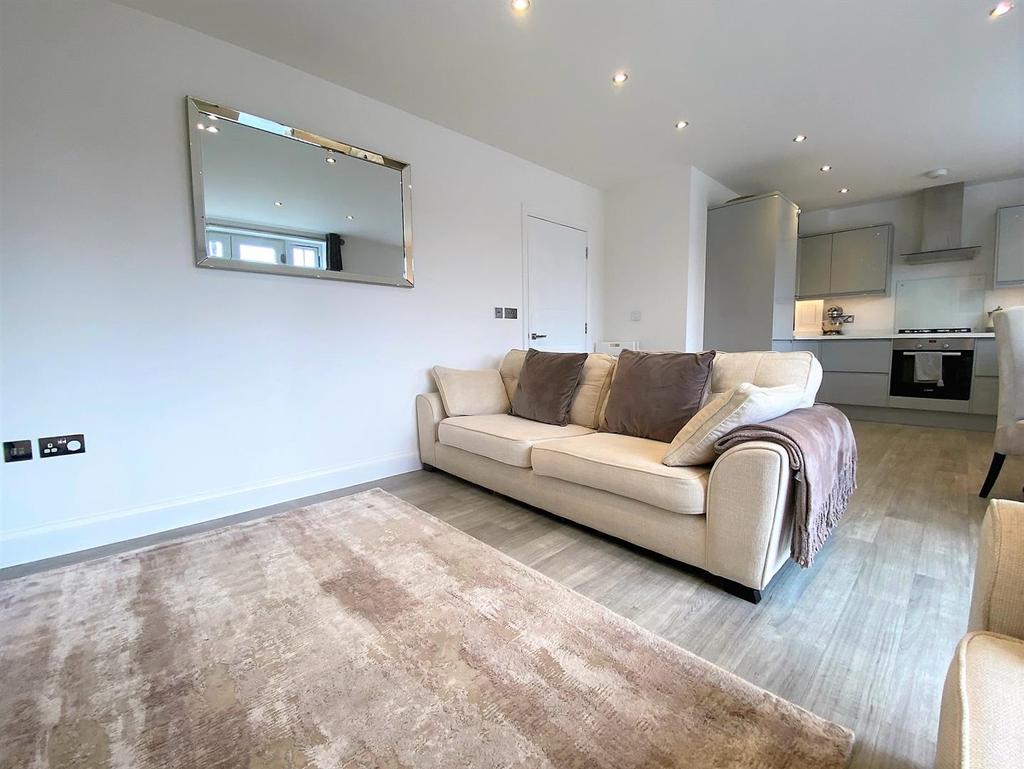 Blackbrook Lane, Bromley 2 bed apartment £1,700 pcm (£392 pw)