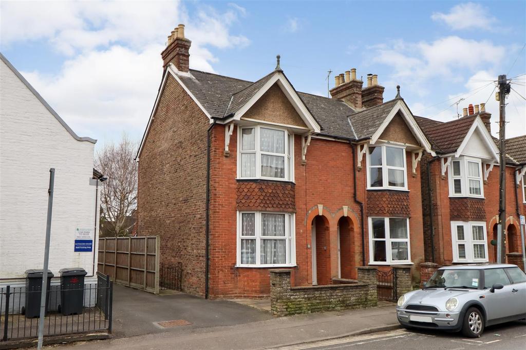 Oakhill Road, Horsham 3 bed semidetached house for sale £450,000