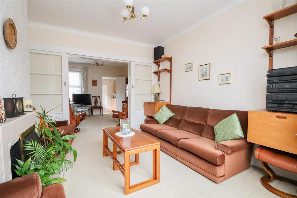 Oakhill Road, Horsham 3 bed semidetached house for sale £450,000