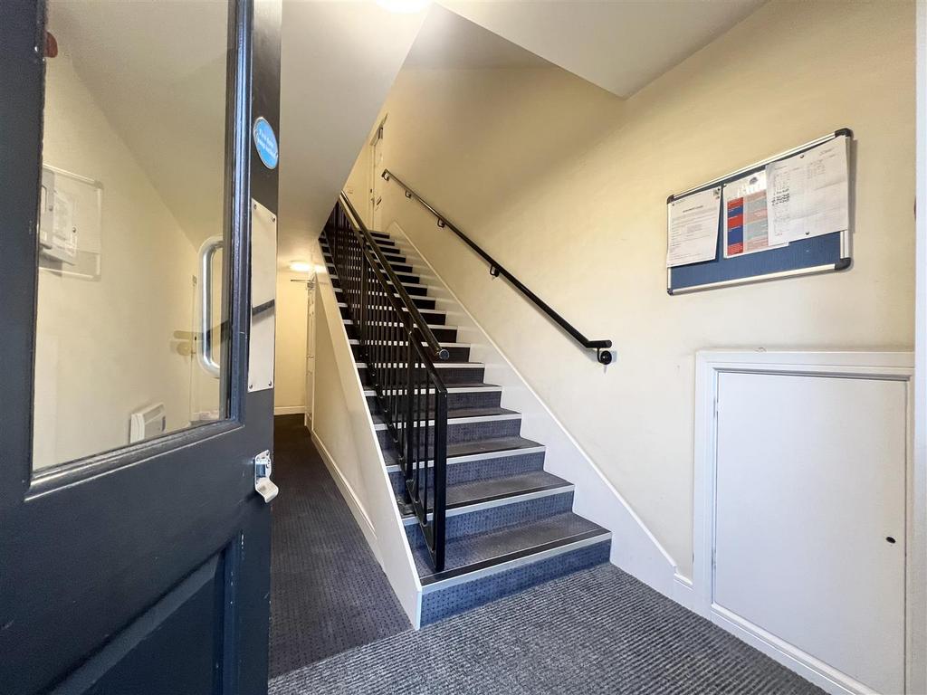 Newlands Close, Hagley, Stourbridge 2 bed apartment £150,000