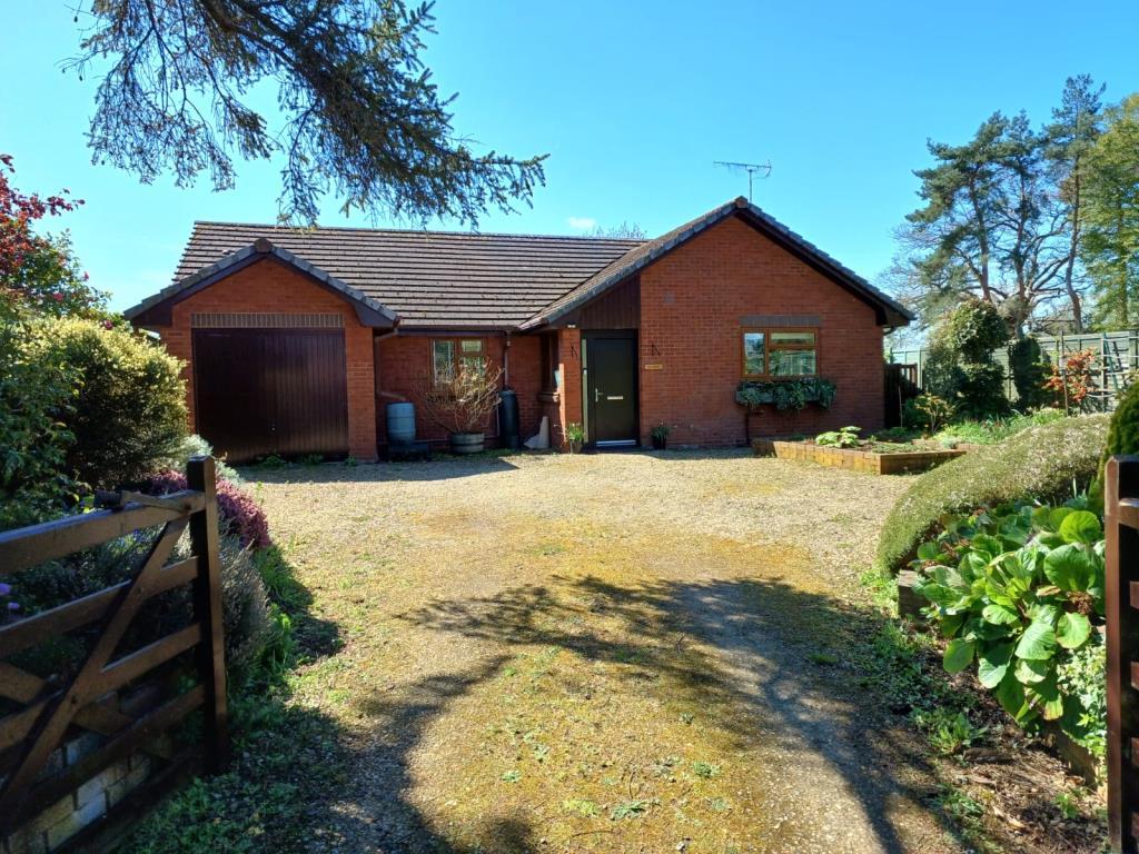 Madley, Herefordshire, HR2 3 bed detached bungalow £475,000