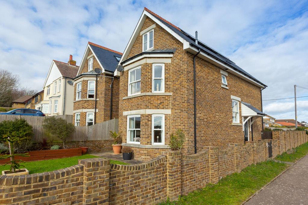 St. Vincent Road, St. MargaretsAtCliffe, CT15 4 bed detached house